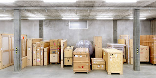 Bild vom Depot des Kunstmuseum Liechtenstein auf dem diverse Boxen zu sehen sind. Fotografie von Candida Höfer