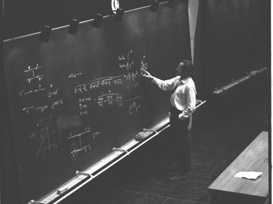 Richard Feynman vor einer Tafel während einer Vorlesung 1970 am CERN.