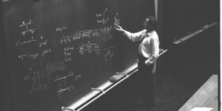 Richard Feynman vor einer Tafel während einer Vorlesung 1970 am CERN.