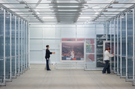 Depot mit verschiebbaren Wänden auf denen Kunst ist. Architektur von Diller Scofidio + Renfro, Bild von Iwan Baan