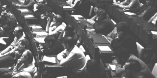 Studierende während einer Vorlesung von Richard Feynman 1970 am CERN
