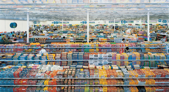 Supermarkt mit Regalreihen in denen alles 99 Cent kostet, Fotografie von Andreas Gursky