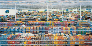 Supermarkt mit Regalreihen in denen alles 99 Cent kostet, Fotografie von Andreas Gursky