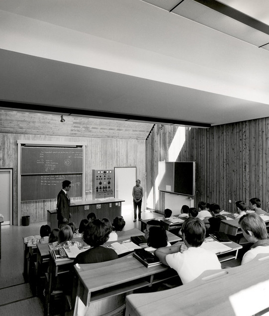 Realschule Lemgo, Harald Deilmann, Bild von einem Klassenraum mit Lehrer und Schüler*innen