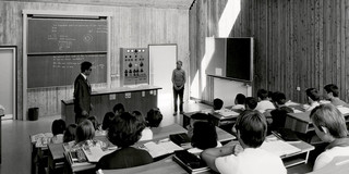 Realschule Lemgo, Harald Deilmann, Bild von einem Klassenraum mit Lehrer und Schüler*innen